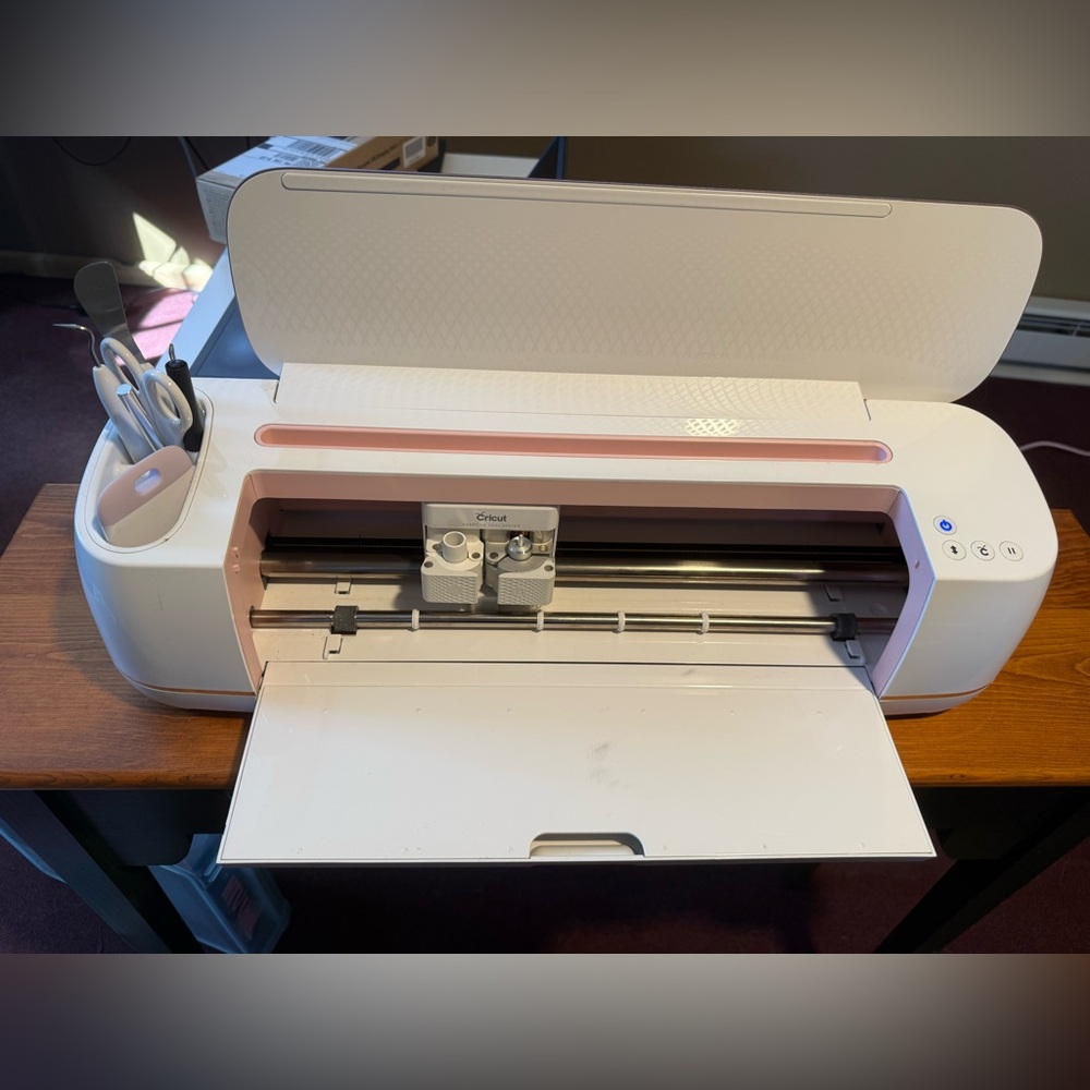 Cricut Maker Machine (Pink accents)